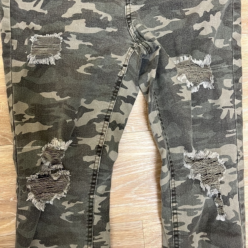 VANILLA Star Distressed Camouflage Skinny Jeans - Picture 3 of 9
